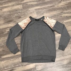 LDLA ladies top gray with rose gold sequins